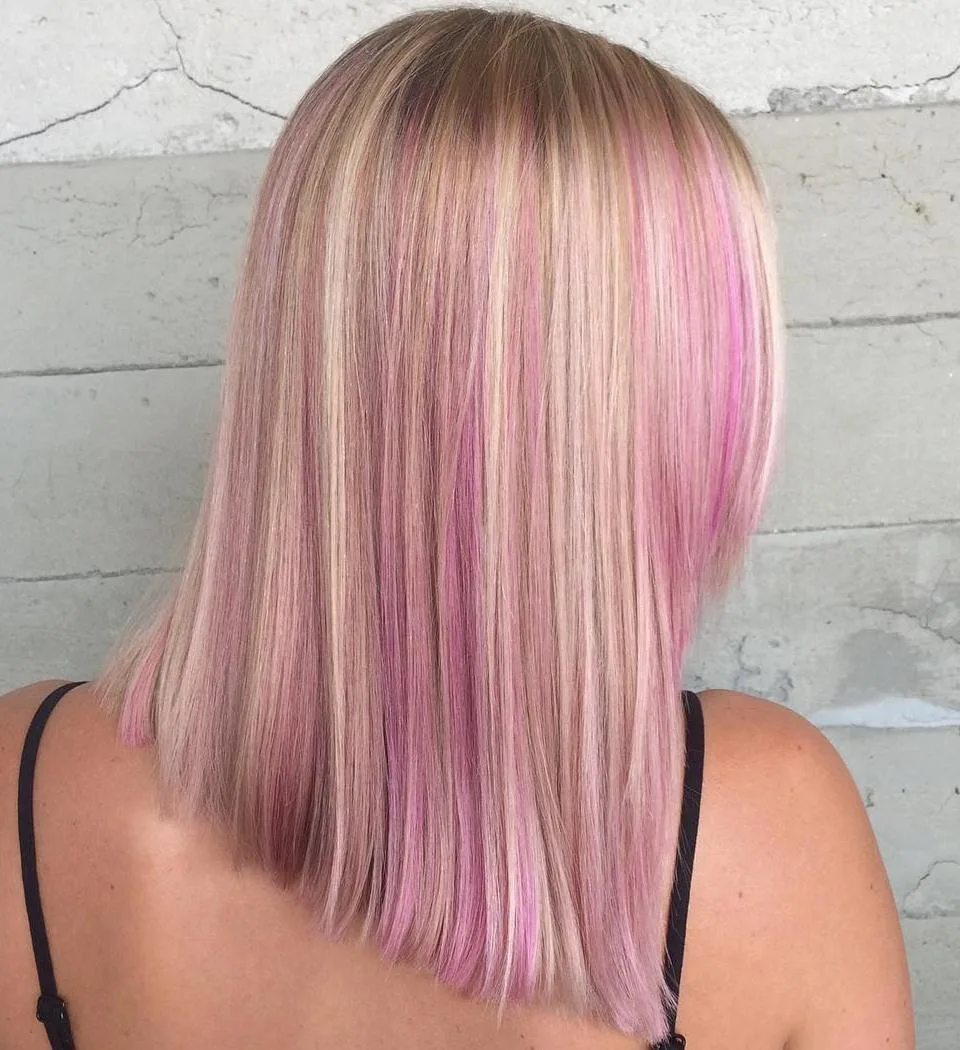 Cheveux blonds raides avec mèches rose et violet en fins rubans