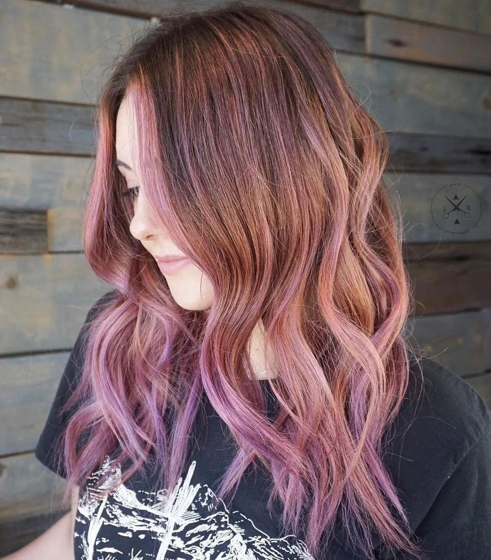 Cheveux bruns avec fusion de roses inspirée d'un coucher de soleil, orange pastel violet