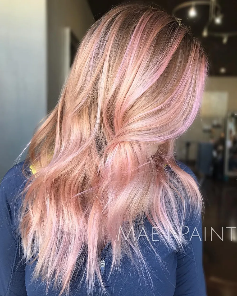 Cheveux bruns éclaircis blond avec mèches rose poudré multi-tons, effet dimensionnel