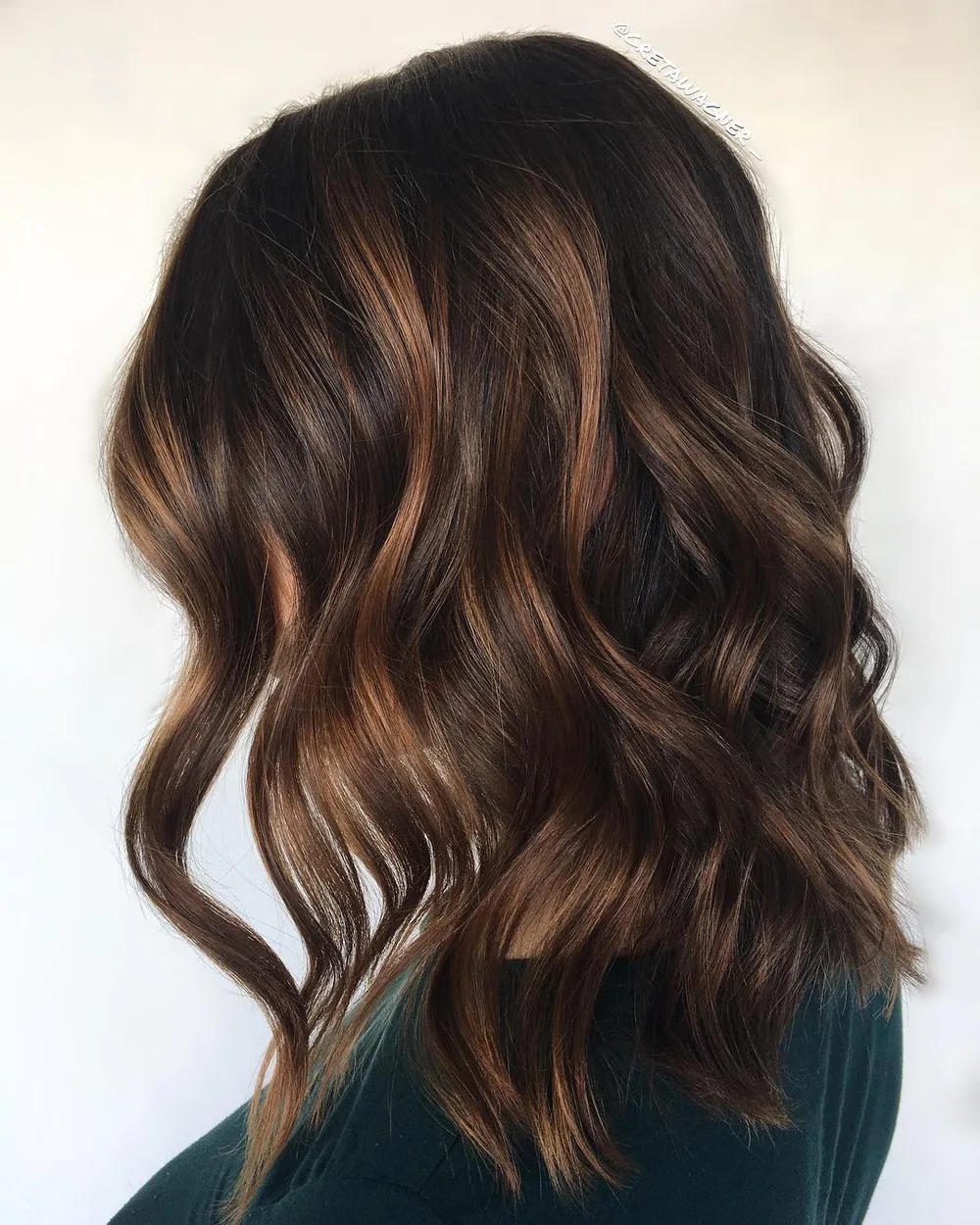 Cheveux châtains ondulés avec balayage caramel doré, look automnal