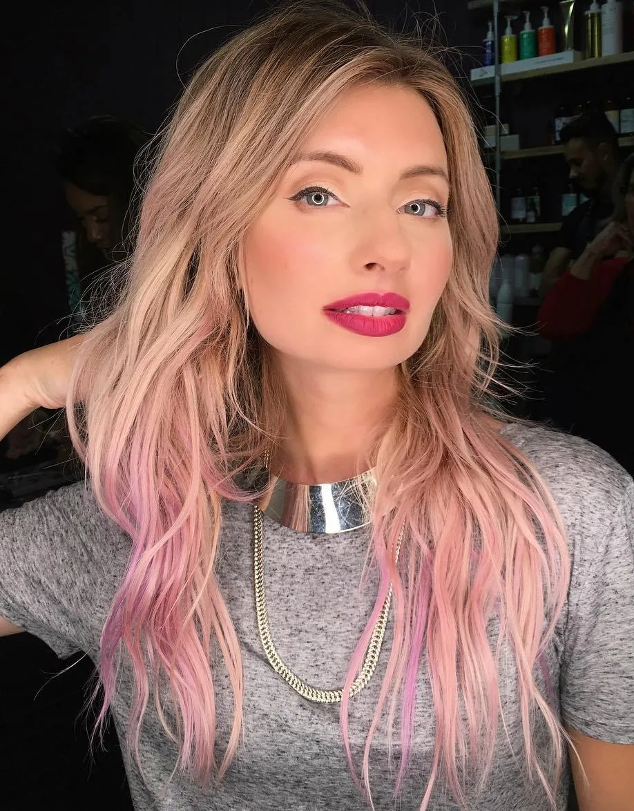 Cheveux longs finement dégradés avec balayage rose pastel pour visage carré