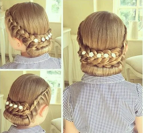 Chignon bas roulé orné d'une tresse lacée sur les cheveux lisses