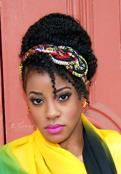 Chignon haut orné d'un foulard coloré noué, coiffure d'automne sophistiquée