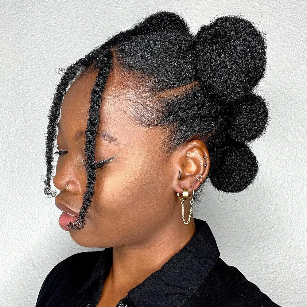 Coiffure afro avec faux puffs disposés à l'arrière pour un maximum de volume