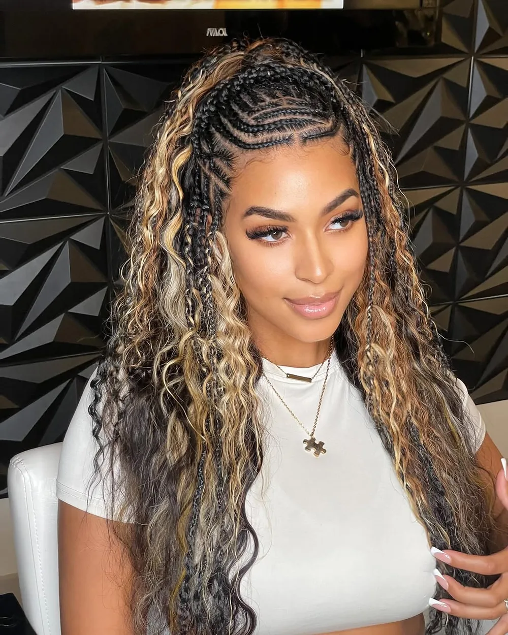 Coiffure années 2000 avec cornrows, petites tresses et boucles, demi-attache