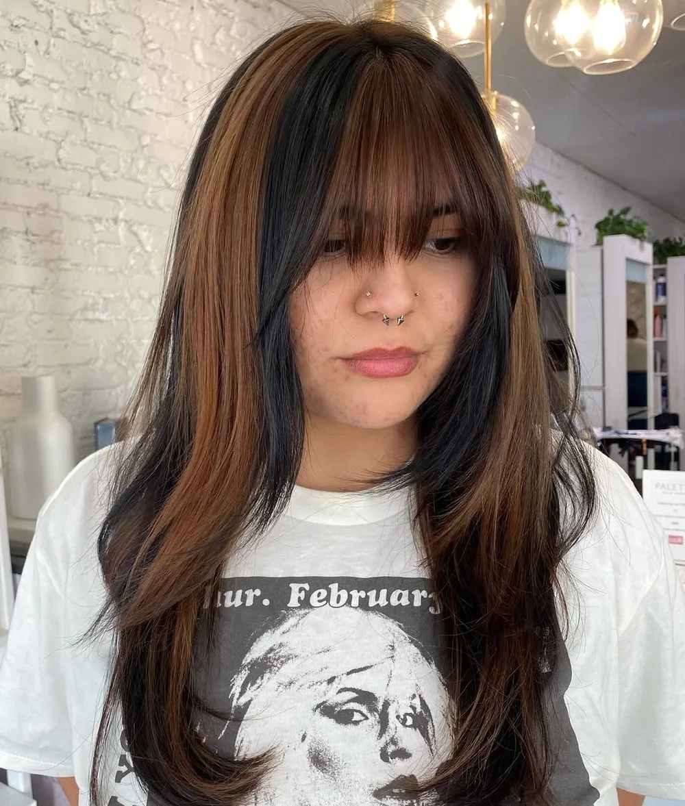 Coiffure années 2000 avec mèches chunky épaisses contrastées et frange
