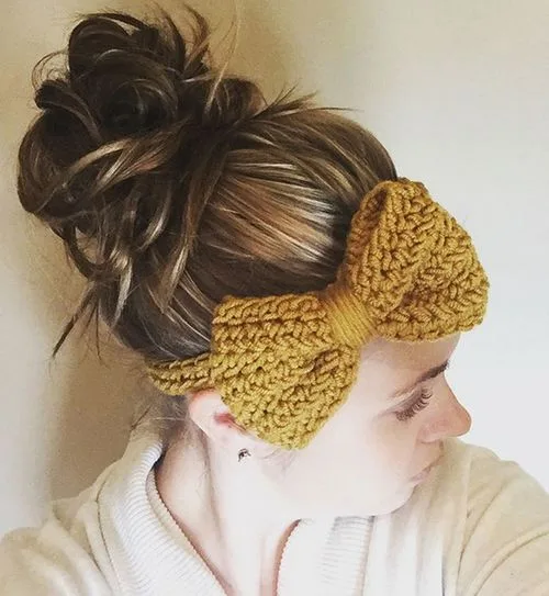 Coiffure avec bandeau en maille torsadée douillet et chignon flou