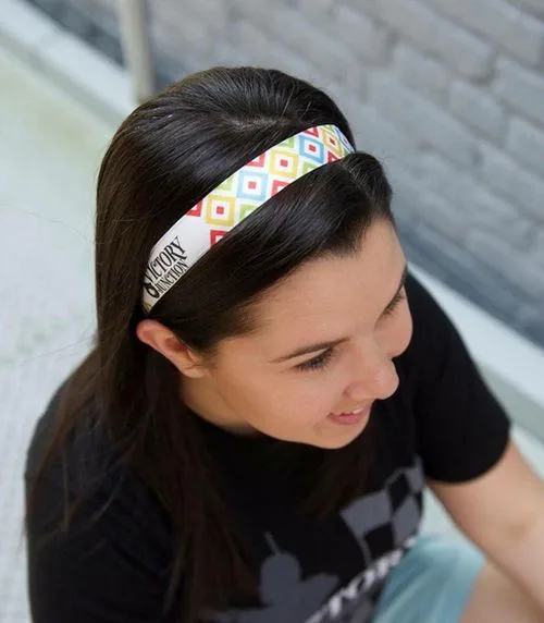 Coiffure avec bandeau fin à imprimé graphique coloré sur cheveux longs