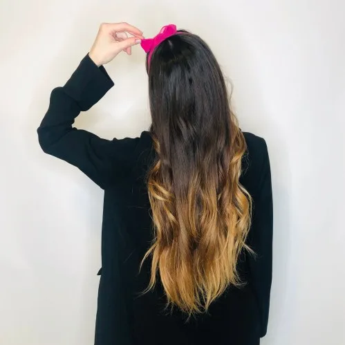 Coiffure avec foulard fin noué en bandeau sur cheveux longs dégradés