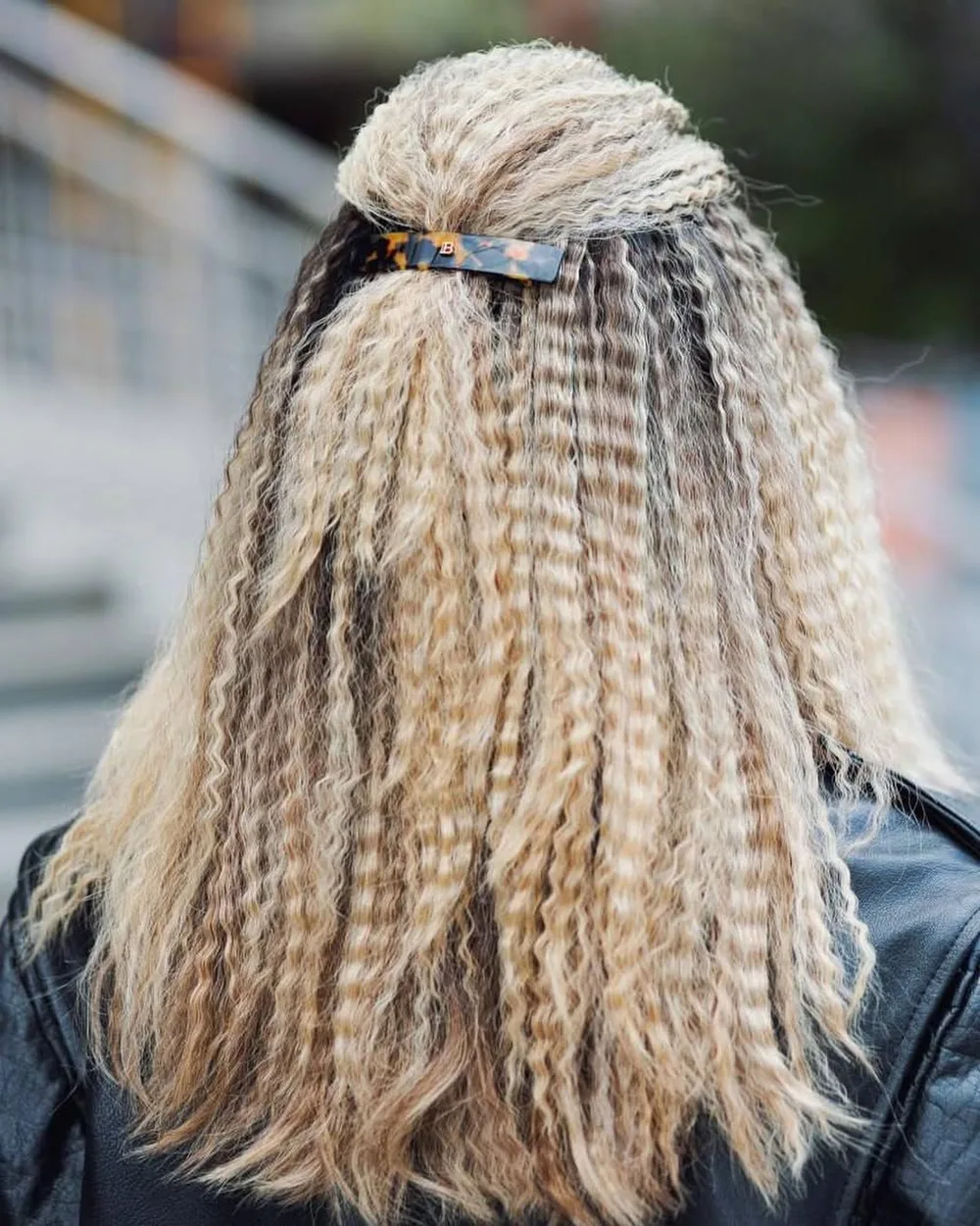 Coiffure crimp années 2000 texturée et volumineuse blond platine