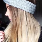 Coiffure d'automne avec bandeau en grosse maille tricotée sur cheveux longs ondulés