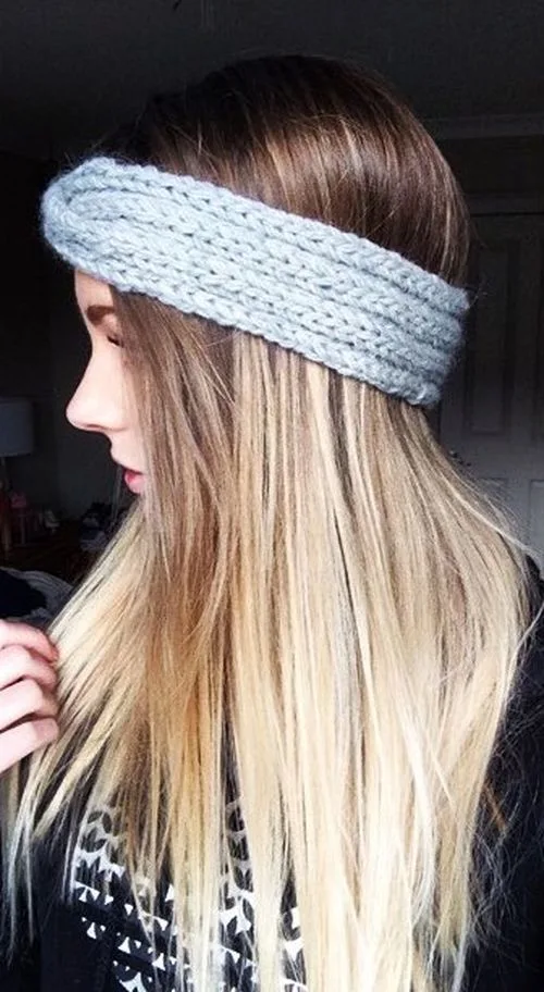 Coiffure d'automne avec bandeau en grosse maille tricotée sur cheveux longs ondulés