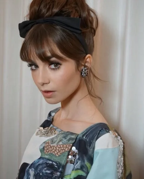 Coiffure élégante avec nœud en soie noir sur cheveux relevés et frange