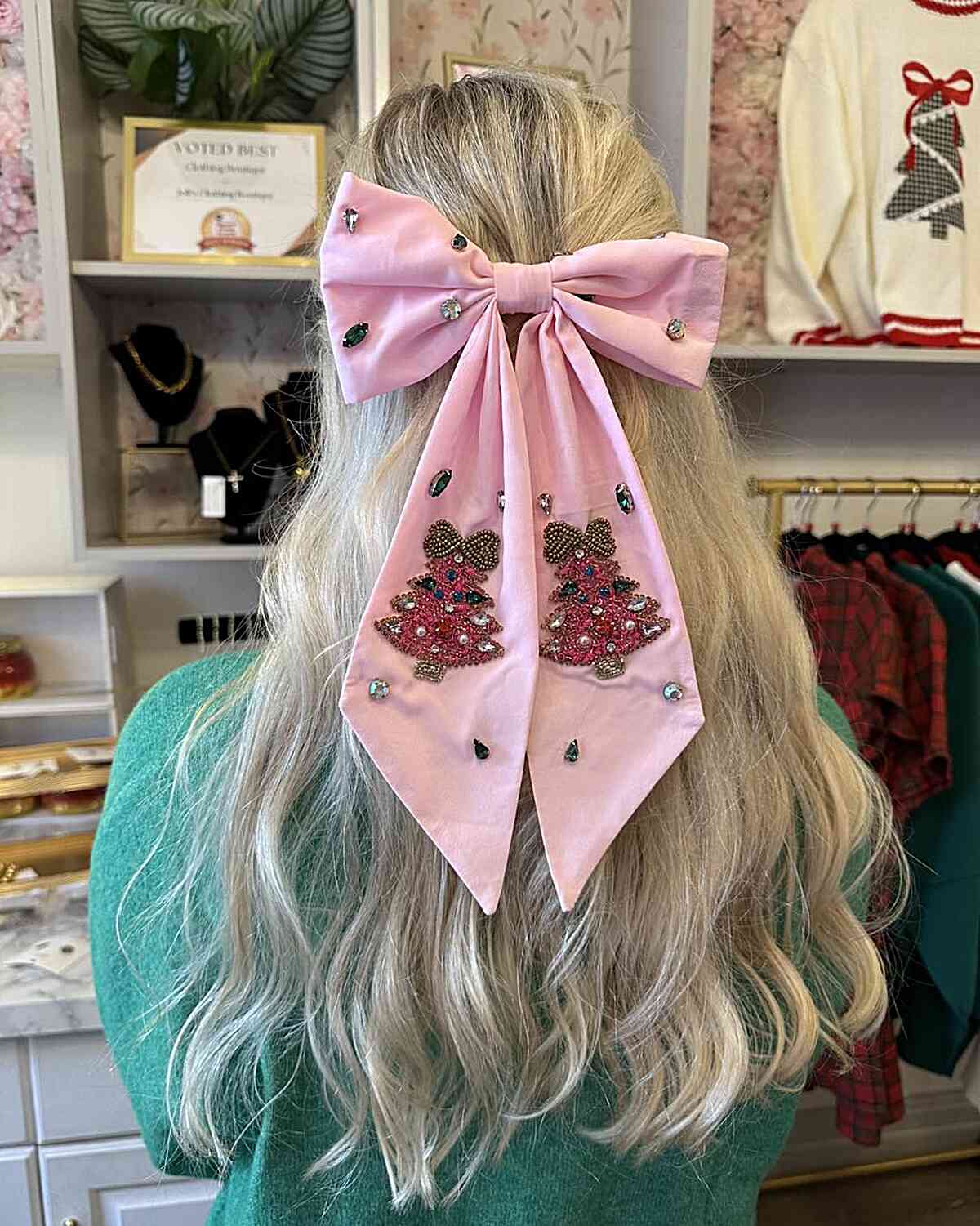 Ondulations blondes et nœud festif - coiffure de fête de Noël