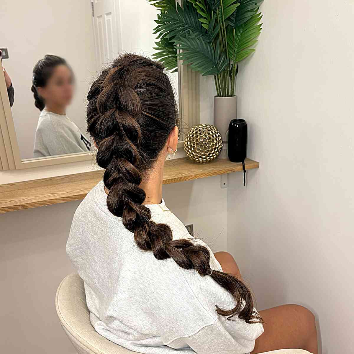 Tresse épaisse et ruban - coiffure de fête de Noël