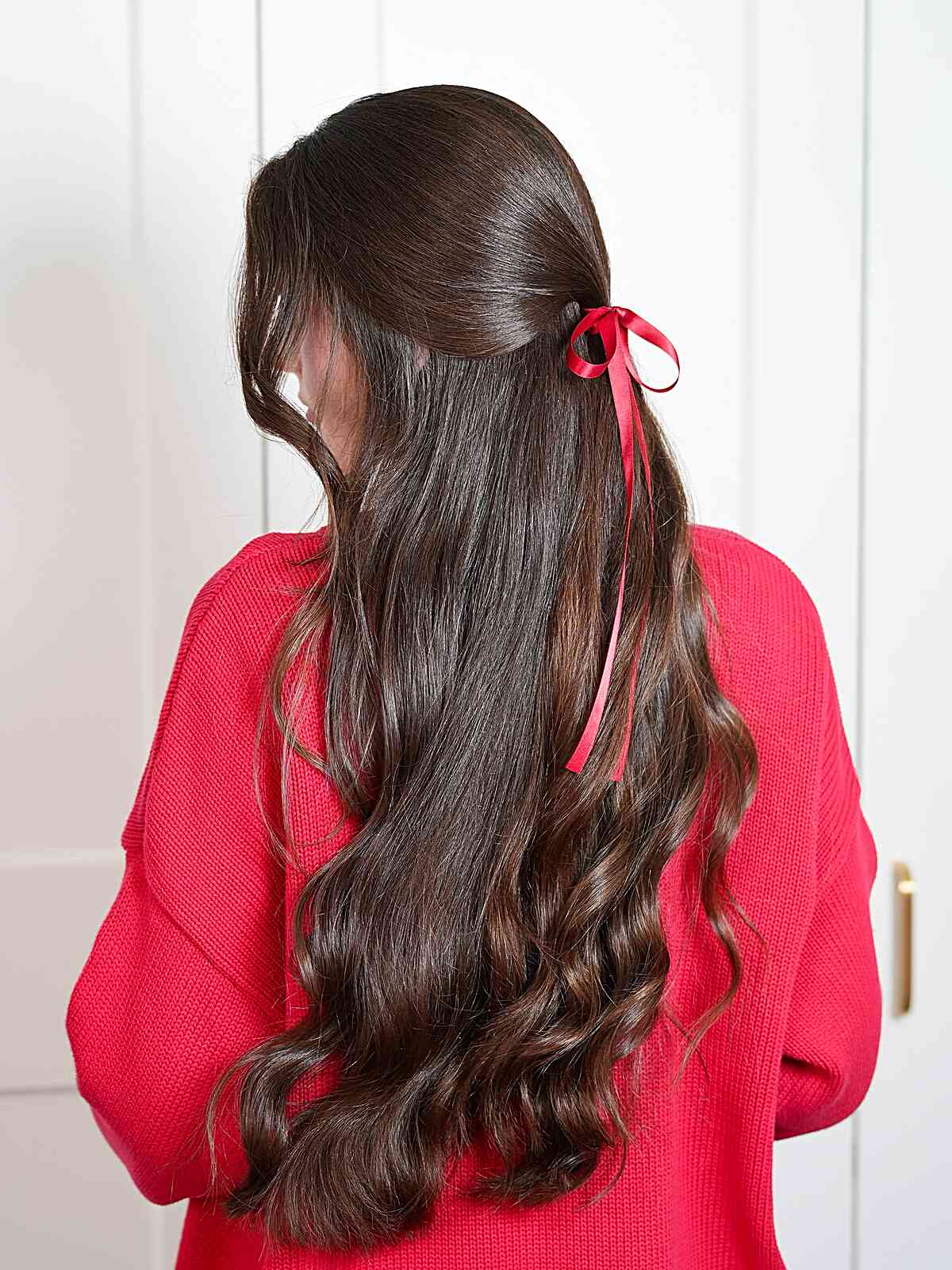 Demi-attache et ruban rouge - coiffure de fête de Noël