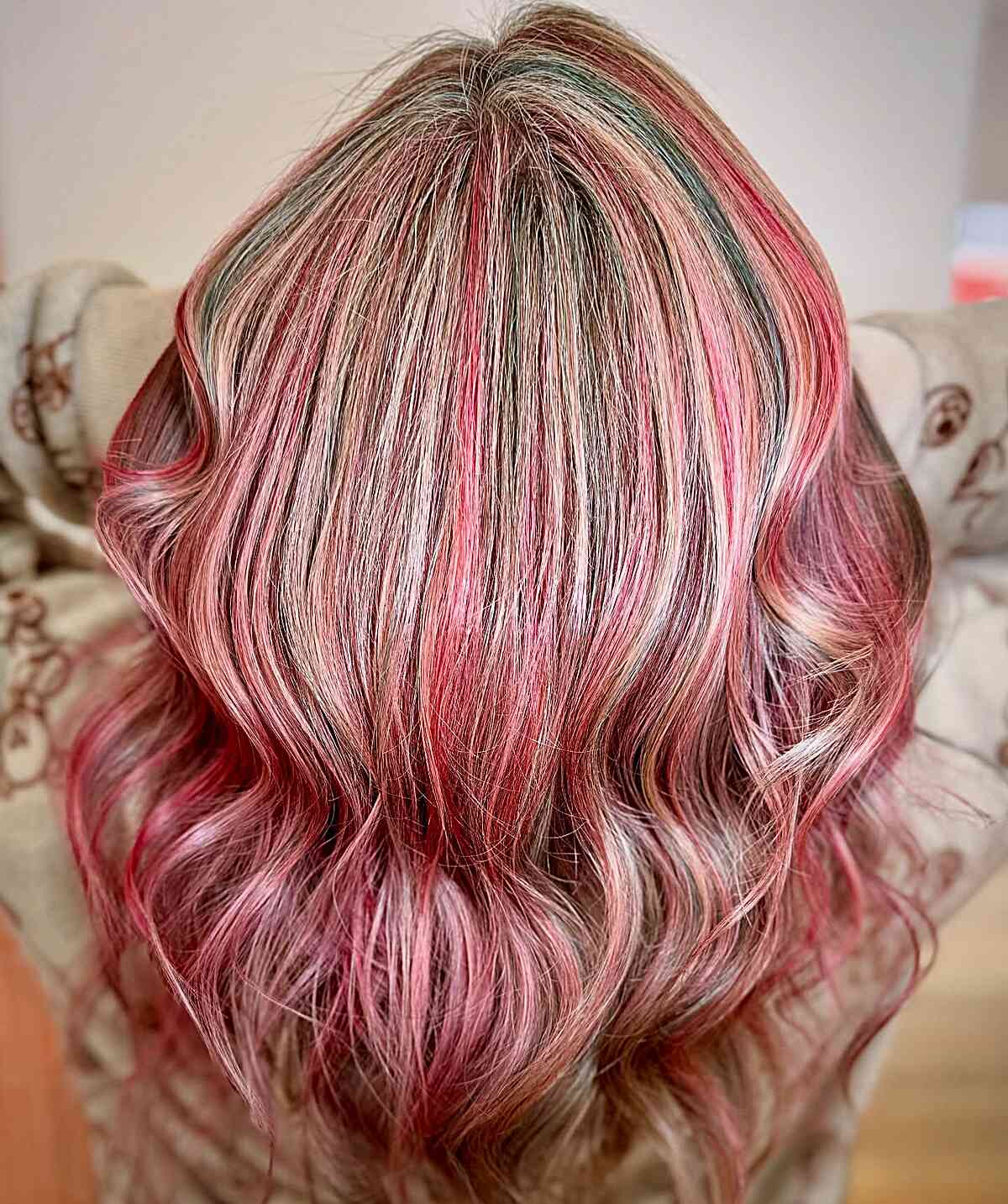 Ondulations audacieuses rose et blond - coiffure de fête de Noël