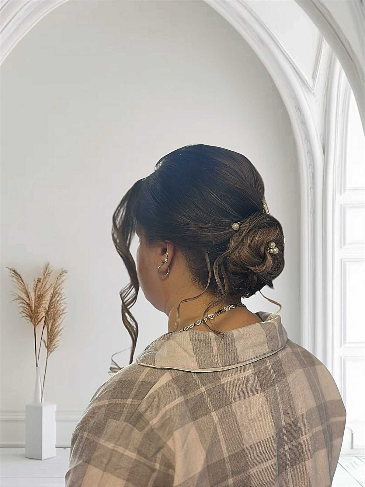 Chignon bas texturé aux perles - coiffure de fête de Noël
