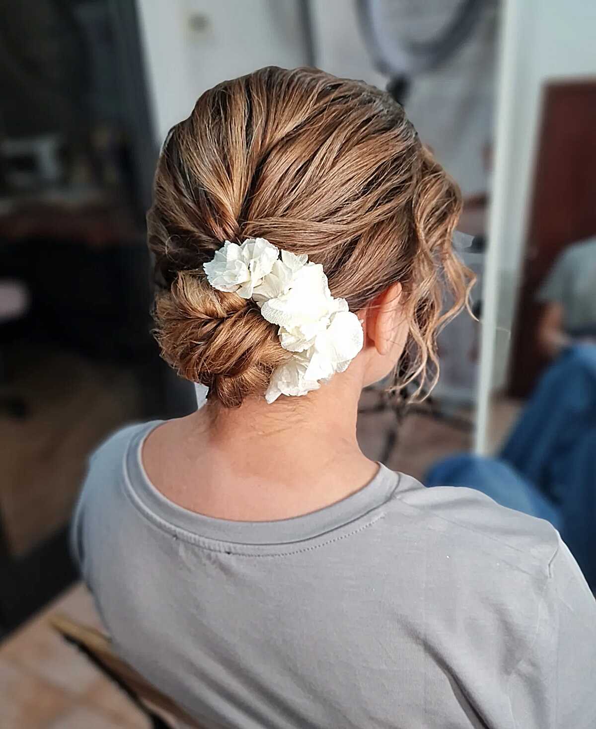 Chignon roulé et fleurs - coiffure de fête de Noël