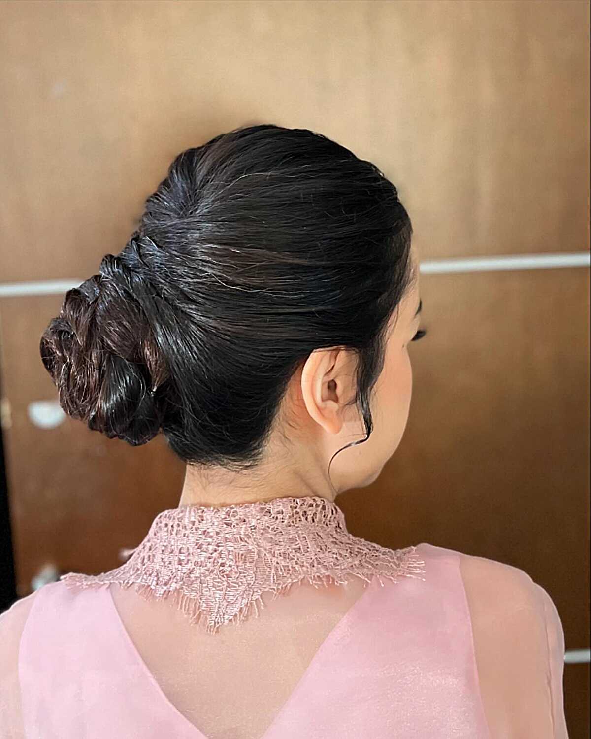 Chignon torsadé lisse - coiffure de fête de Noël