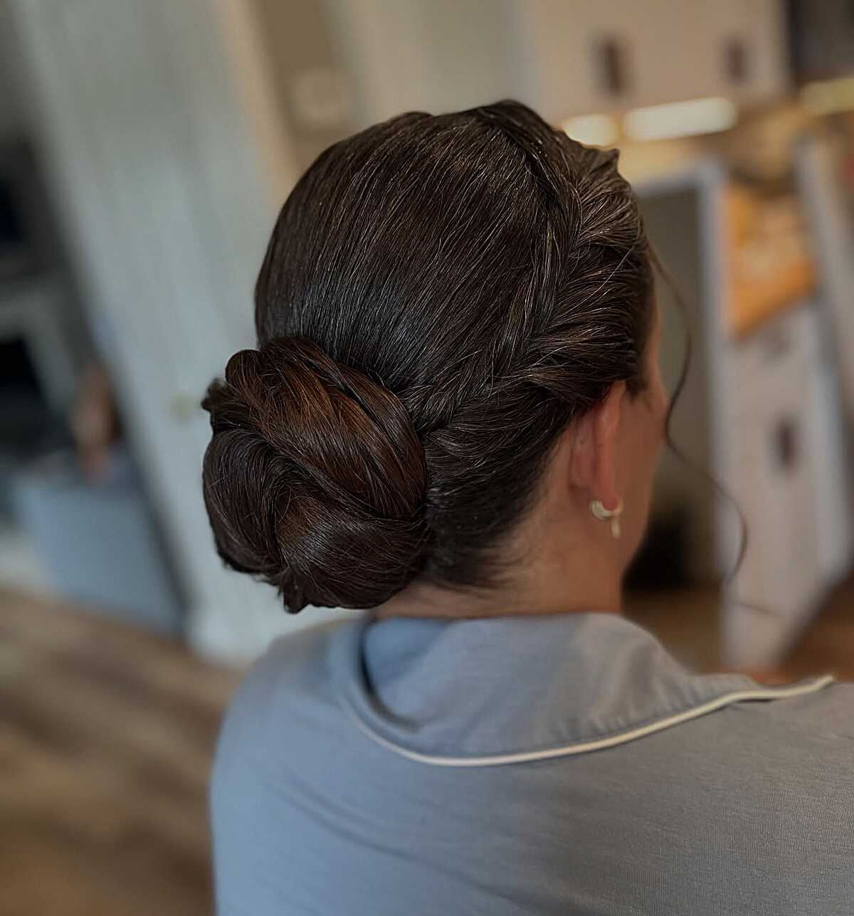Nœud bas torsadé façon corde - coiffure de fête de Noël