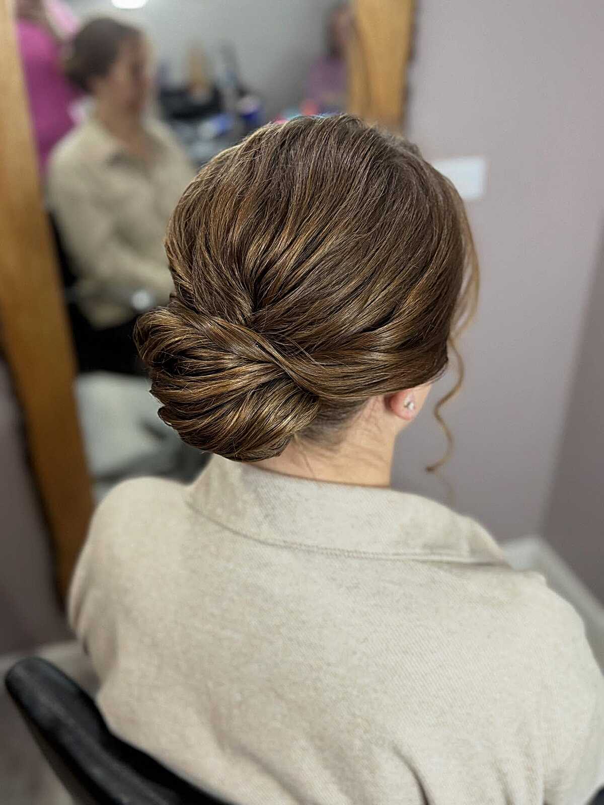 Chignon croisé enveloppant - coiffure de fête de Noël