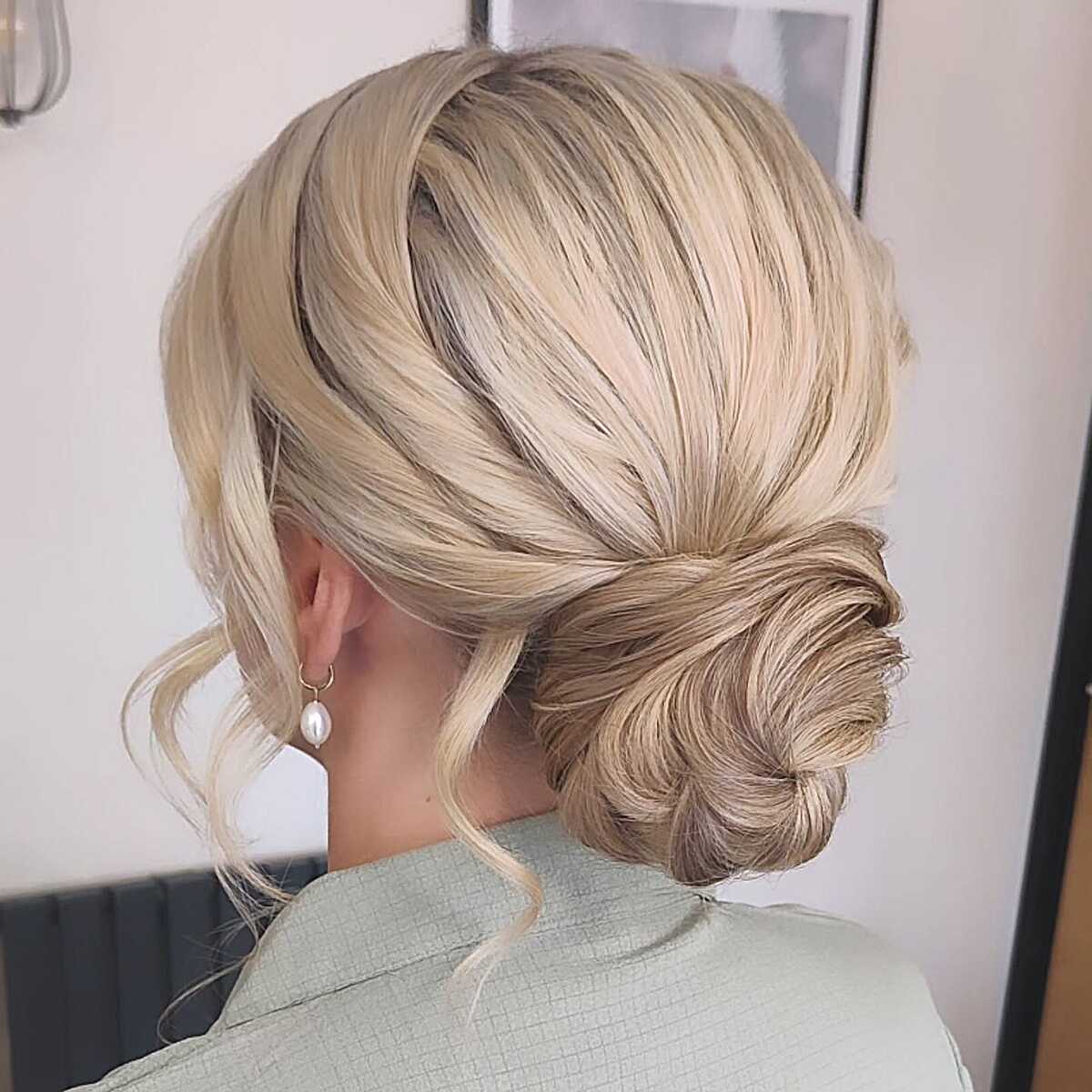 Chignon bas blond nacré - coiffure de fête de Noël