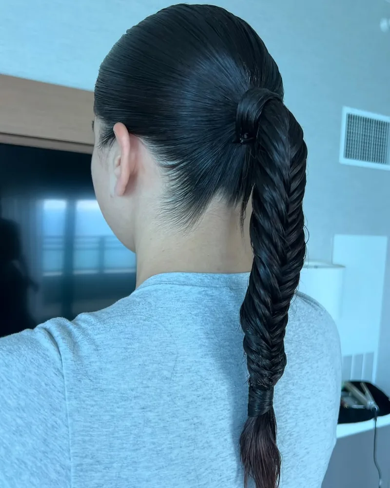 Queue de cheval fishtail lisse et serrée, idéale pour nager