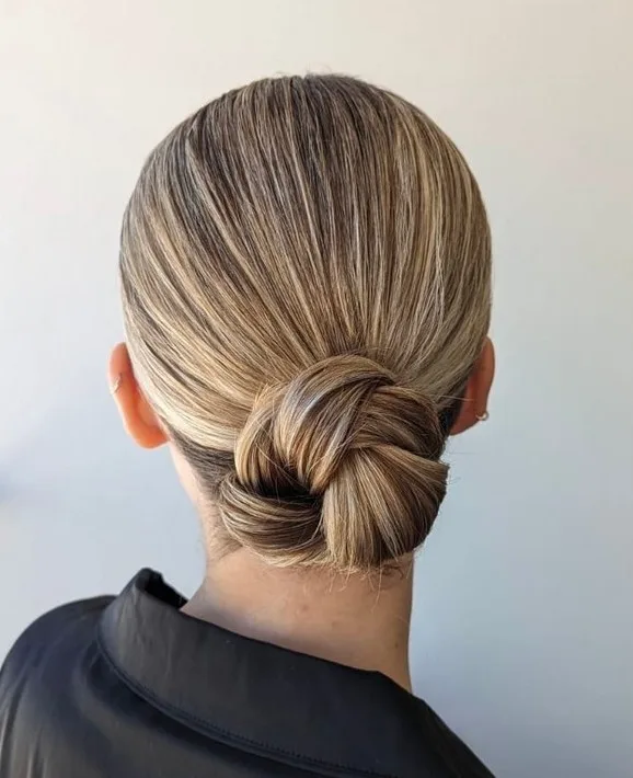 Chignon bas torsadé net, coiffure de piscine chic