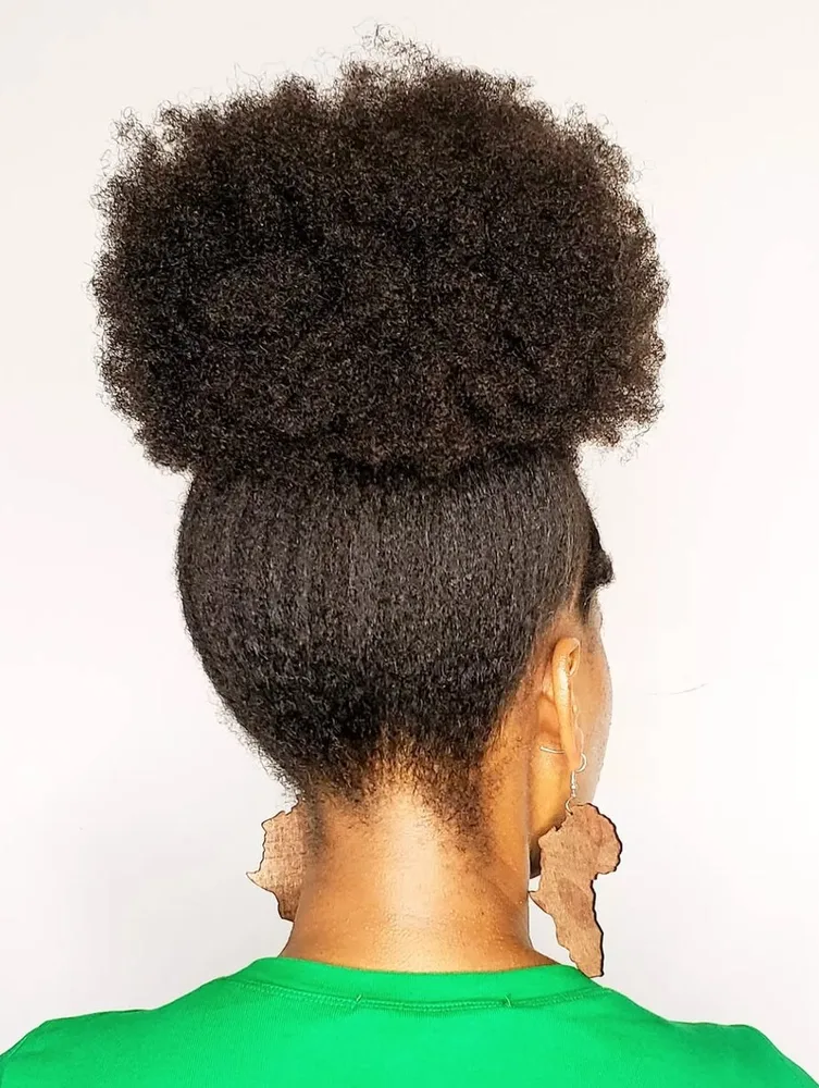 Afro puff haut sur cheveux naturels, coiffure de natation protectrice