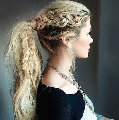 Queue de cheval décoiffée avec tresse lâche sur le côté, blonde