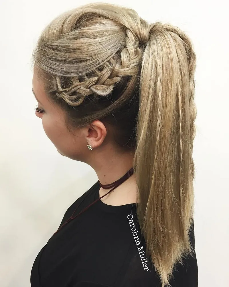 Queue de cheval haute avec tresse dentelle encadrante, blonde