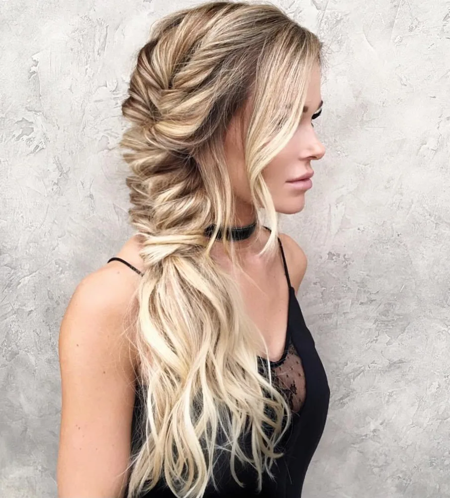Tresse fishtail sur le côté, décoiffée et souple, blonde