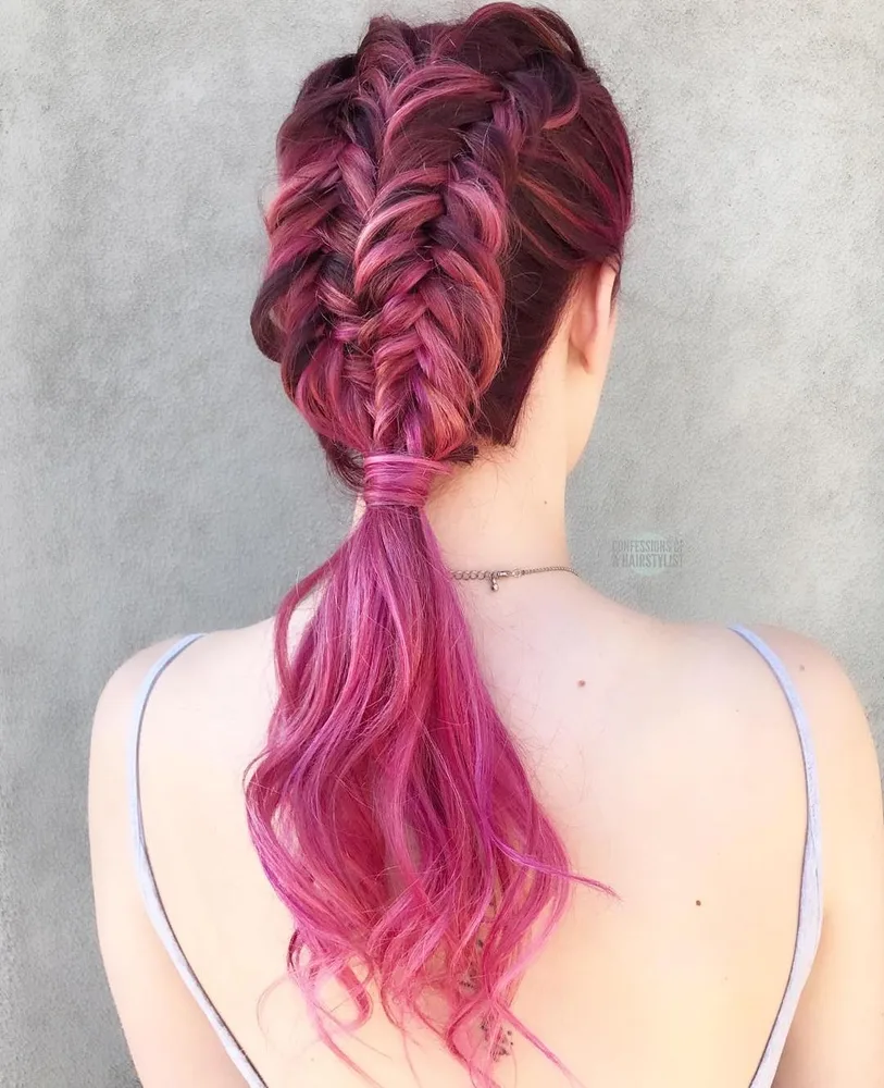 Deux tresses menant à une queue basse, cheveux colorés rose