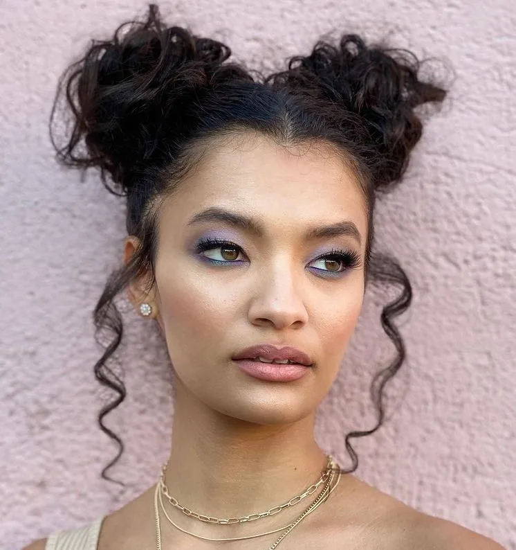 Space buns bouclés avec mèches encadrantes, cheveux texturés