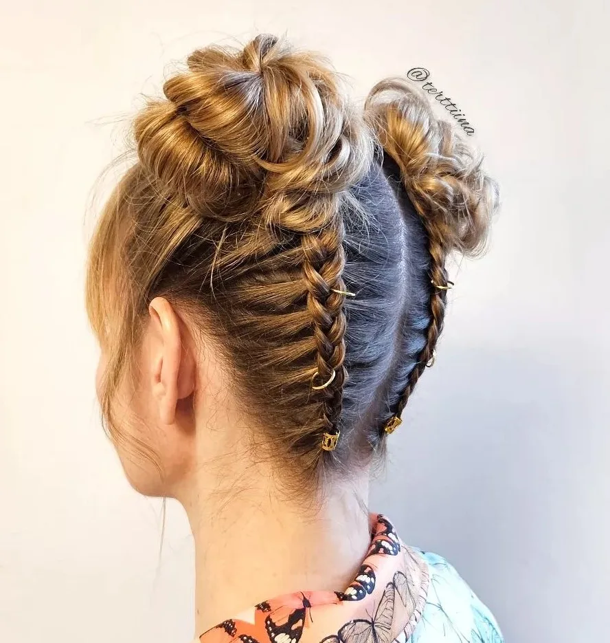 Space buns précédés de dutch braids inversées, blonde
