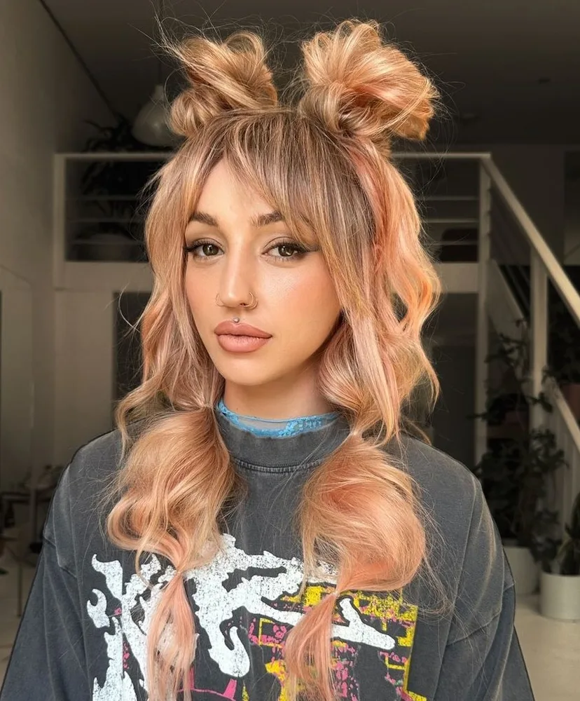 Doubles chignons hauts avec bubble braids, cheveux blond cuivré
