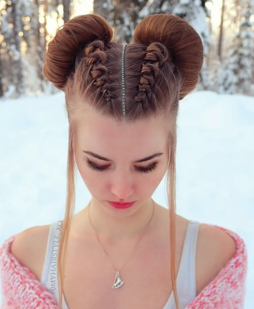 Space buns plats avec tresses frontales plaquées, brune