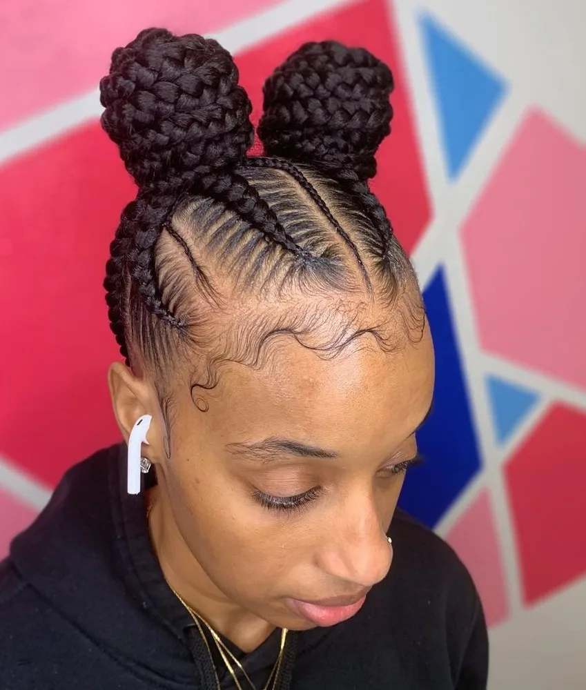 Cornrows menant à deux chignons tressés, cheveux afro