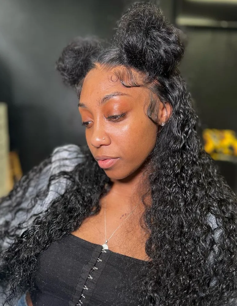 Demi-attache en space buns sur cheveux afro-texturés bouclés