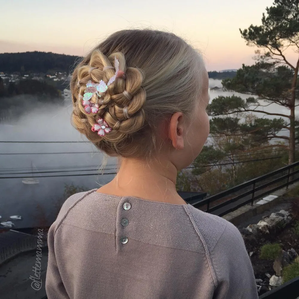 Coiffure petite fille avec tresse à quatre brins enroulée en fleur et pinces
