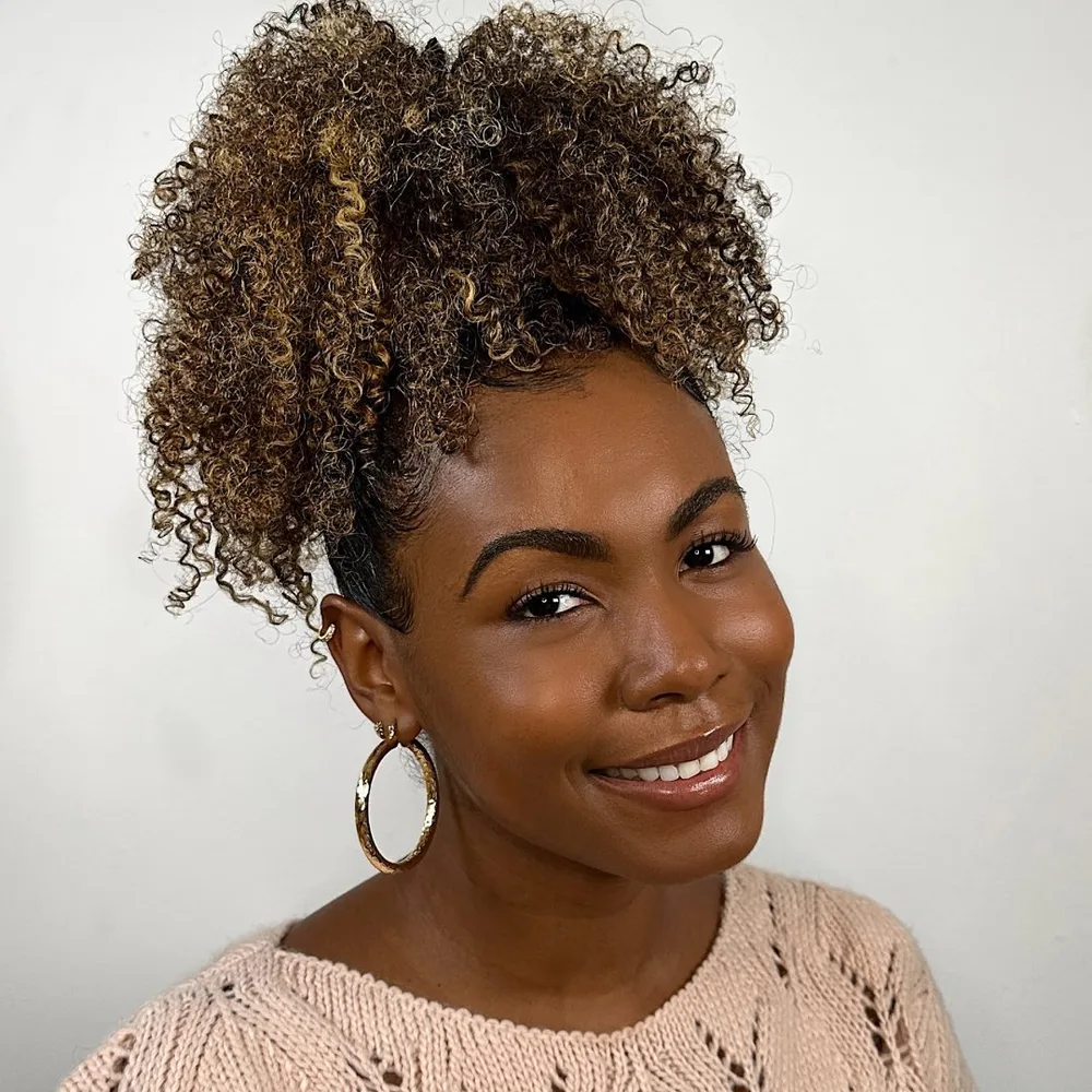 Coiffure pineapple afro rassemblant les coils sur le dessus de la tête