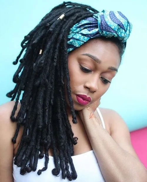 Coiffure protectrice avec foulard turban imprimé noué sur cheveux locks