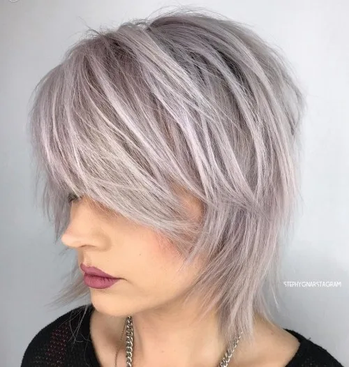 Coupe bixie courte grise effilée entre le bob et le pixie très texturée
