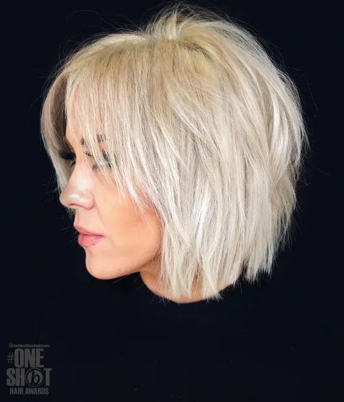 Coupe carré shag blond choppy avec longue frange et pointes effilées