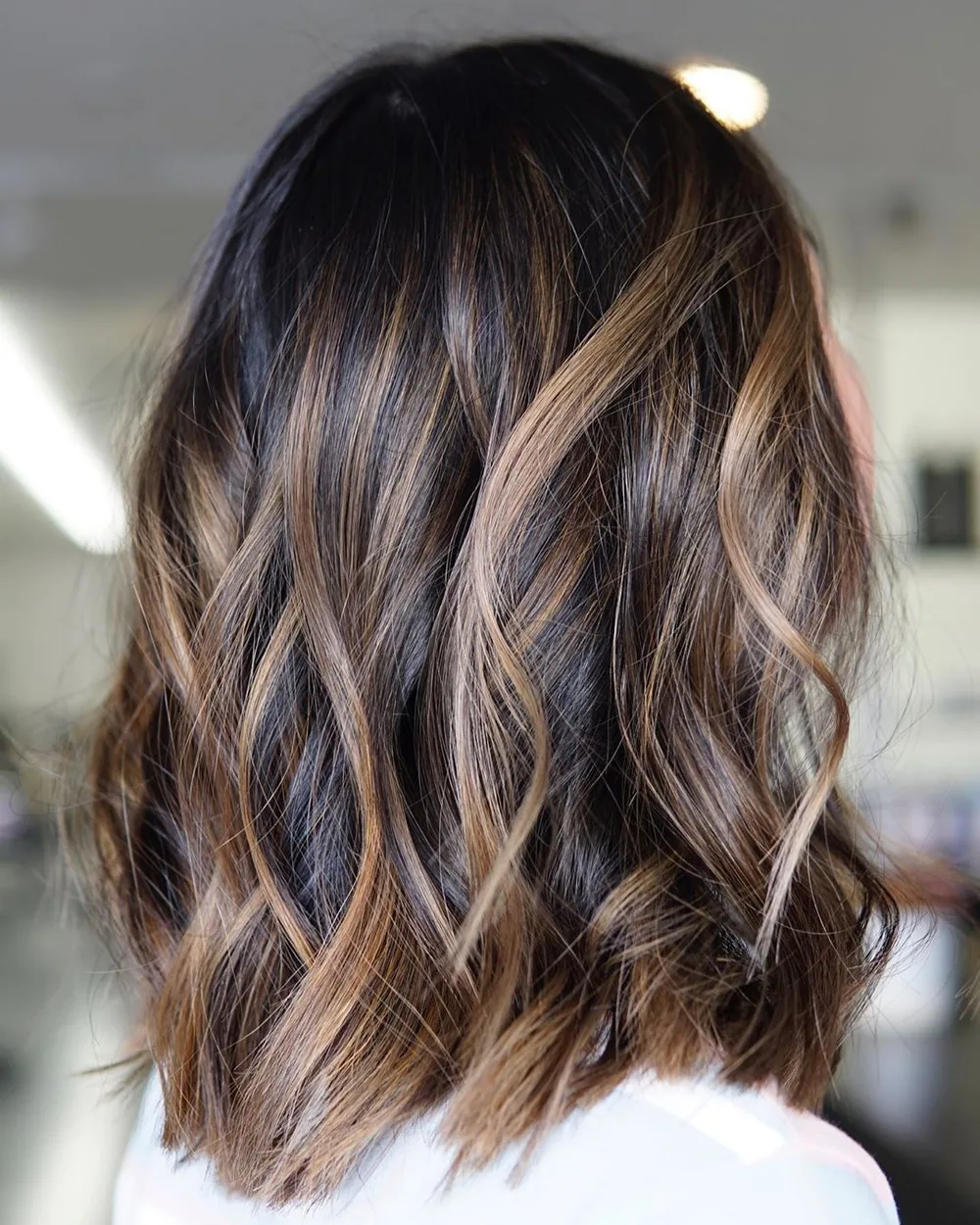 Coupe choppy balayée bronde caramel avec vagues à mi-longueur