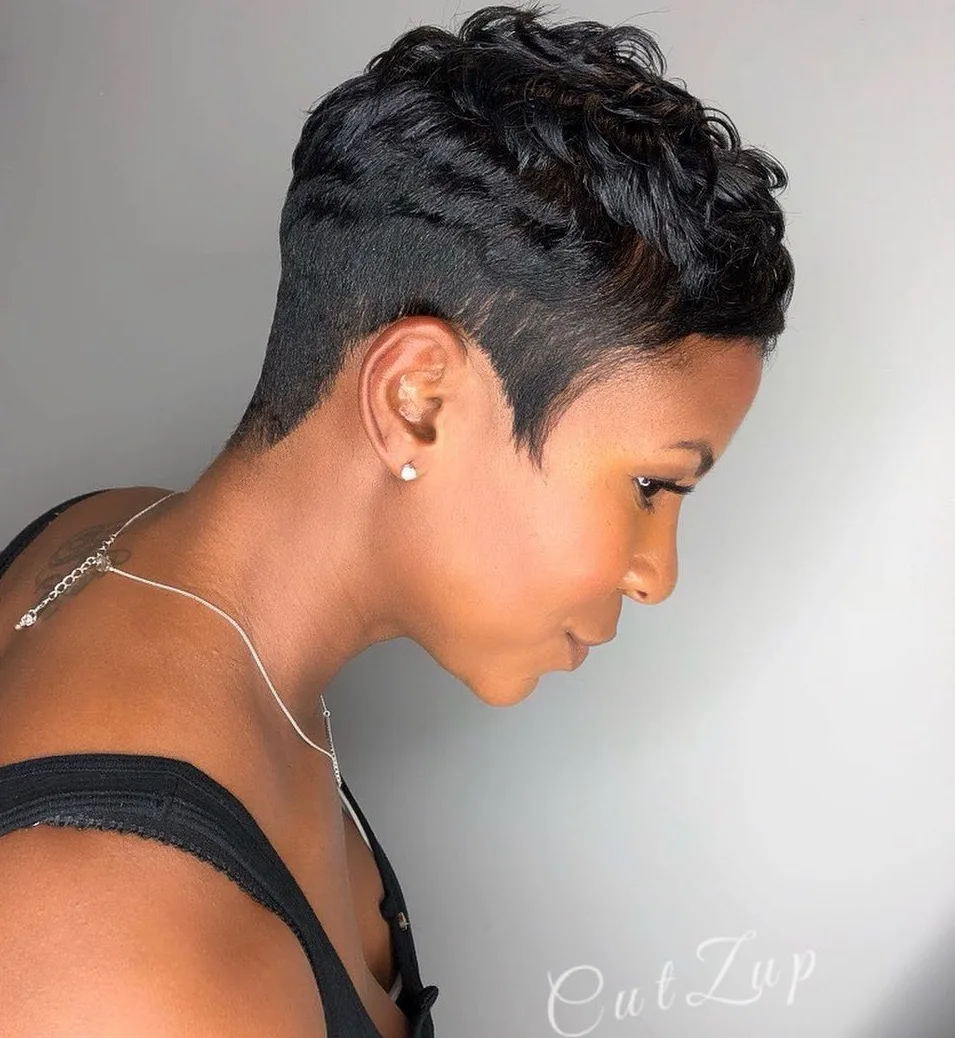 Coupe courte femme noire avec dessus texturé en vagues et côtés dégradés