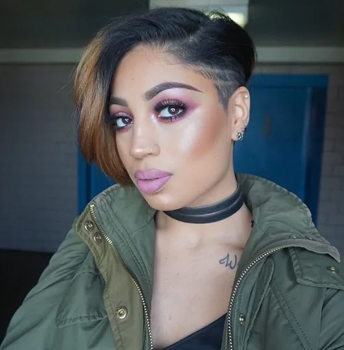 Coupe courte femme noire avec undercut désolidarisé et longue frange sur le côté