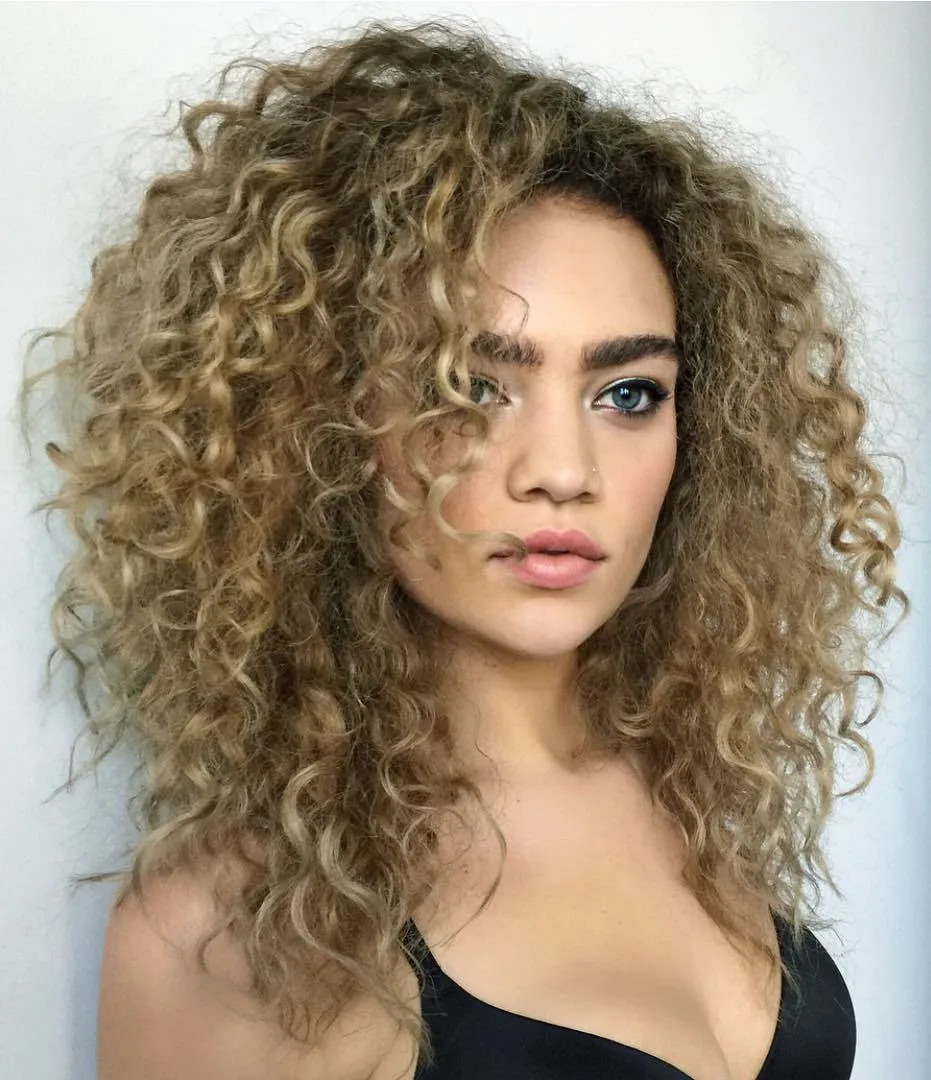 Coupe lioness ultra volumineuse en couches sur boucles bronde