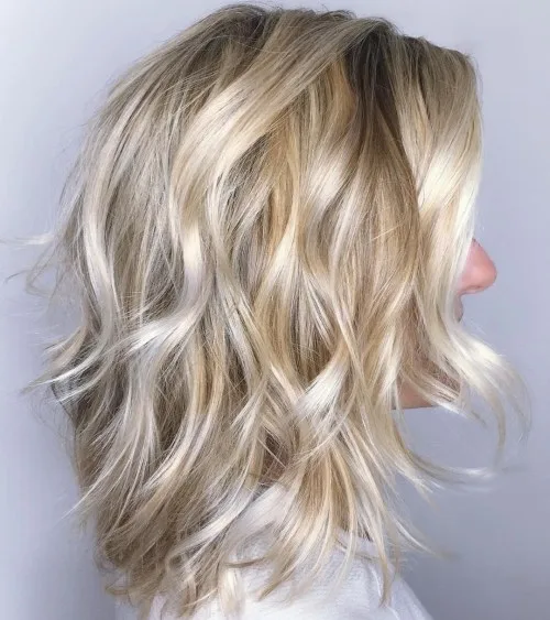 Coupe lob shag blond ondulé avec couches effilées et volume naturel